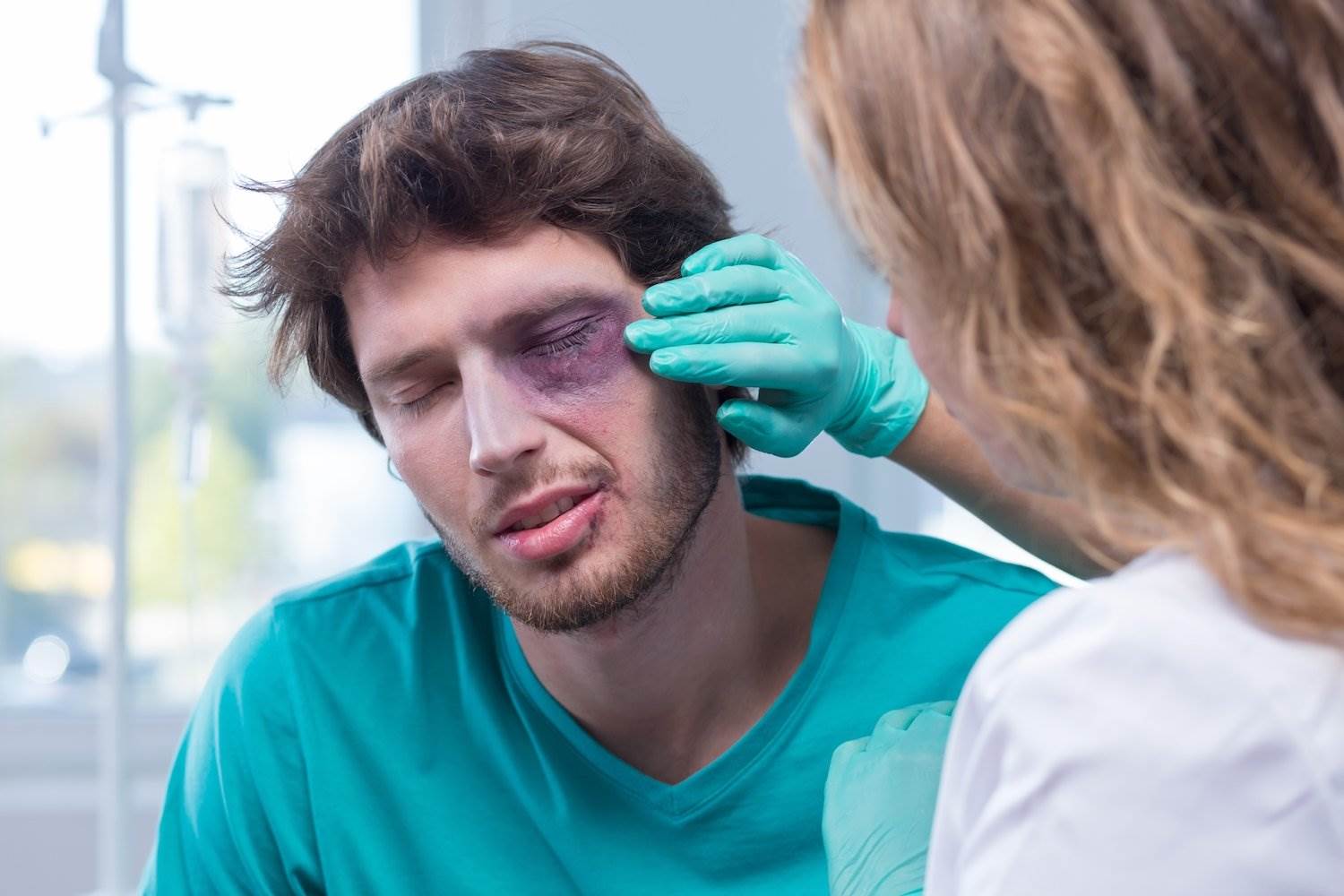 Médico examinando a una víctima de violencia doméstica. CRS 12-240-139 requiere que el médico informe a la policía de lesiones graves por violencia doméstica. 