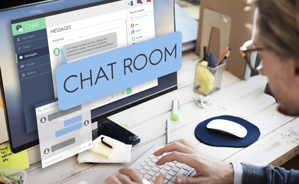 hombre en sala de chat por internet