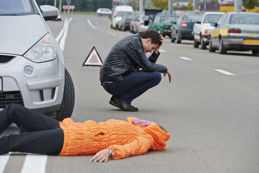Accidente de carretera. Peatón atropellado y conductor volcado frente a colisión de automóvil como ejemplo de un delito grave de clase 4 en Colorado