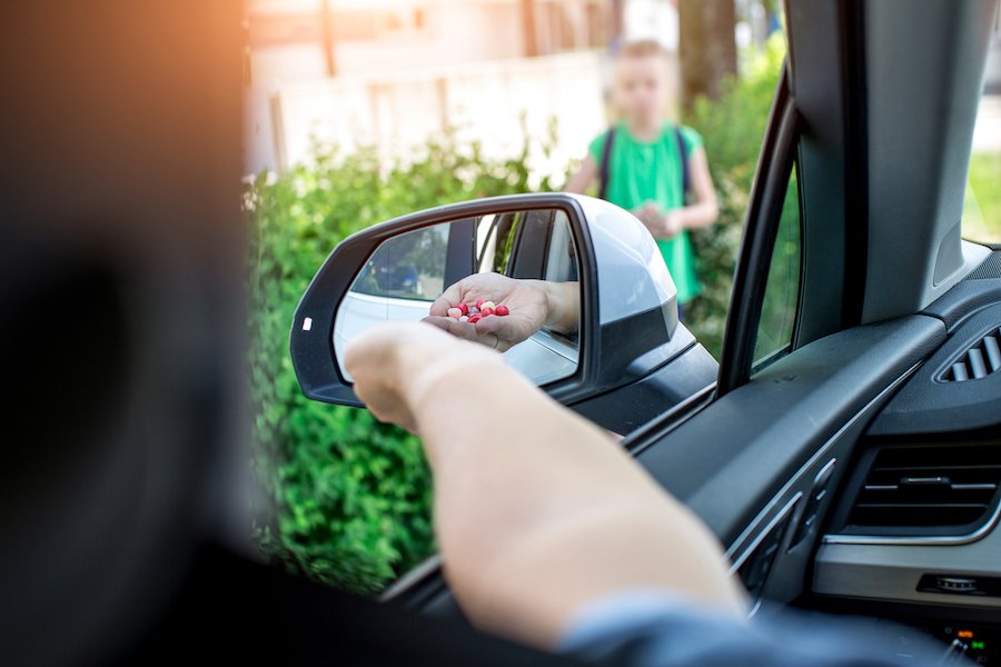 Niña es abordada por un hombre extraño en un auto y atraída con un caramelo que sostiene en la palma de su mano